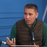 «Бөтен тілді үйретпей қоя тұр»: Санжар Керімбай бала 13 жасқа толғанша қазақша өсірген дұрыс екенін айтты (ВИДЕО)