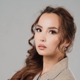 «Бірінші сөйлем құрауды үйреніп ал»: Жұлдыз Өмірғали елдің сынына ұшырады (ВИДЕО)