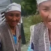 «КамАЗ жүргізіп ақша табады»: 88 жастағы әже желі қолданушыларын тәнті етті (ВИДЕО)
