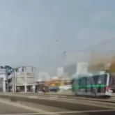 Алматыда автобус аялдамаға соғылды: Зардап шеккендер бар (ВИДЕО)