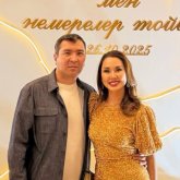 «Жұмабектің жанында менікі түк емес»: Динара Сәтжан күйеуін жер-көкке сыйғызбай мақтады (ВИДЕО)