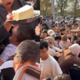 «Африканың өзінде кезекке тұрады ғой»: Тегін суши мен тортқа таласқан алматылықтар бірін бірі таптады (ВИДЕО)