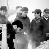 «Көмгеніне дейін түсіру мақтаныш па?»: Әкесіне топырақ салған Ердос Қанаевтың әрекеті көпшілікке жақпай қалды (ВИДЕО)