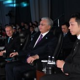 Тоқаев Үстел теннисінен әлемдік жұлдыздардың қатысуымен өтіп жатқан шоу-матчты тамашалады