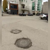 «Ескерту болмаған»: Ақтөбеде келіншек көшедегі ашық құдыққа құлап, қаза тапты