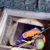 Талдықорғанда су құбырын жөндеп жүрген жұмысшы терең құдыққа құлап кетті (ВИДЕО)