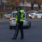 Алматыда қозғалысты реттеп тұрған полицейді көлік қағып кетті