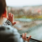 Атырауда екі жастағы бала терезеден құлап қаза тапты