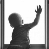 Атырауда 2 жасар сәби балконнан құлап көз жұмды