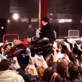 «Көліктің үстіне шығуға тура келді»: Димаштың Лондондағы концертінде тосын жайт орын алды (ВИДЕО)