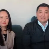 «Шындық адамдарға ұнамады»: Бақытжан Базарбек пен жұбайы қызметтік пәтер туралы сынға жауап берді (ВИДЕО)