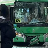 Зардап шеккендер бар: Алматыда екі автобус соқтығысып қалды (ВИДЕО)