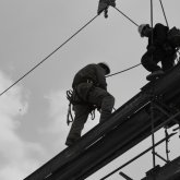 Астанада құрылыс алаңында үш жұмысшы биіктіктен құлап кетті