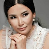 «Хейттің астында қалдым»: Құралай ханым елден кешірім сұрап, 10 билет тарататын болды