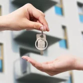 Ипотека қолжетімсіз болып кетті: Банктер халықты қымбат қарызға әдейі итермелеп отыр ма?