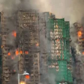 «13 адам қаза тапты»: Гонконгта көпқабатты тұрғын үй кешені жанып кетті (ВИДЕО)