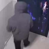 Алматыда белгісіз ер адам пәтер есігіне өрт қойды (ВИДЕО)