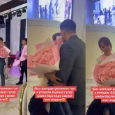 «Мамасының баласы»: Ұзату тойда гүлді бірінші өз анасына берген жігіт көпшілікке жақпай қалды (ВИДЕО)