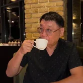 «Сыра ішіп жатырсыз ғой»: Қайрат Нұртастың әкесі желіні шулатты (ВИДЕО)