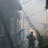 Алматыда өртенген үйдің жертөлесінен ес-түссіз жатқан адам табылды