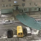 Атырауда қатты дауыл салдарынан шатырлар ұшып, көліктерге зақым келді