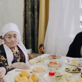 «Қара шаңыраққа келдім»: Қарт анасын көрсеткен Мақпал Жүнісова елдің ыстық ықыласына бөленді (ВИДЕО)