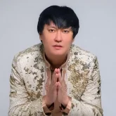 «Әке-шешемді «аға-жеңге» дедім»: Өмірқұл Айниязов өміріндегі өкінішін айтты