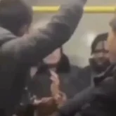 Автобустағы жанжал: Алматыда бір топ жігіт шетелдіктерге шабуыл жасады (ВИДЕО)