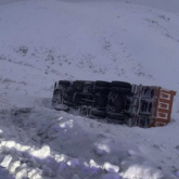 Шығыс Қазақстанда жүк көлігі аударылып кетті