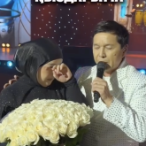 «Қыздарыма ана болғаның үшін...»: Абай Бегей әйеліне алғыс айтып, көзіне жас алды (ВИДЕО)