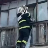 Өрт сөндірушілер өртеніп жатқан үйден 17 адамды аман алып шықты