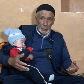«Мүлде бөлек сезім»: 70 жастағы ақсақал жеті қыздан кейін ұлды болды