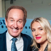 Питер Фостердің әйелі туыстарына арзан бағаға билет алып келген (ФОТО)