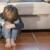 «Үтік басып, пешке күйдірген»: Шымкентте 30 жастағы ана балаларын аяусыз қорлаған