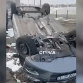 Шымкентте жүргізуші куәлігін алуға емтихан тапсырған бойжеткен апатқа ұшырады (ВИДЕО)