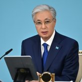 «Бірлігі бекем ұлт екенімізді көрсетеді»: Президент көк тудың үйлерде, көліктерде ілінуі туралы