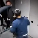 Атыраудағы түнгі клубта бұзақылар ер адамды аяусыз соққыға жыққан (ВИДЕО)