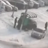 Қарағандыда жеңіл көлік аялдамада тұрған әйелді қағып кетті (ВИДЕО)