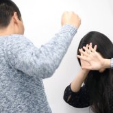 Қосшыда ер адам 5 балалы әйелі мен 2 жасар қызын соққыға жыққан