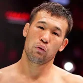 «Әзірге орала алмайды»: Әлеуметтік желіде Шавкат Рахмоновтың балдақпен жүрген видеосы тарады