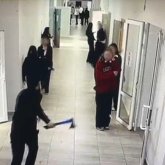 Екі бала жарақат алды: Құлсарыда оқушы мектепте балтамен шабуыл жасаған (ВИДЕО)