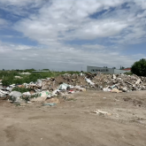 «Қаламызды ластауға жол бермейміз!»: Жаңа адамдар Қостанайдағы заңсыз қоқыс үйіндісінің жанында блокпост орнатты