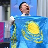 Ескісін қосып жіберген: қазақстандық семсерлесушілер әнұранды жанды дауыста айтты