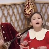 «Анасынан асып түсейін деп тұр»: Қыдырәлі мен Қарақаттың қызы елді тәнті етті (ВИДЕО)