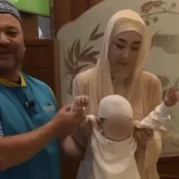 «Жүрегім толқып тұр»: атышулы депутат ұлының тұсауын кестіру үшін Мединаға барды (ВИДЕО)