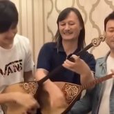 «Нағыз өнер деп осыны айт»: Димаш Құдайберген әкесімен бірге Ұлықпан Жолдасовпен ән шырқады (ВИДЕО)