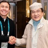 «Дәуір аңызы»: Головкин Джеки Чанға шапан кигізді