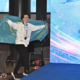 «Чемпион елге оралды»: Михаил Шайдоровты жұртшылық әуежайдан күтіп алды (ВИДЕО)