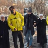 Димаш Құдайбергеннің Алматыда әжесімен серуендеген фотосы тарады (ФОТО)