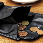 Банктер халықты бөліп төлеуге үйретіп, қарызды көбейтті: тұтынушылық несие рекордтық деңгейге жетті